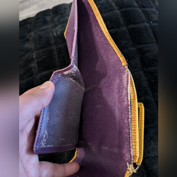 LV EPI DOUBLE SNAP WALLET - Picture 8 of 13